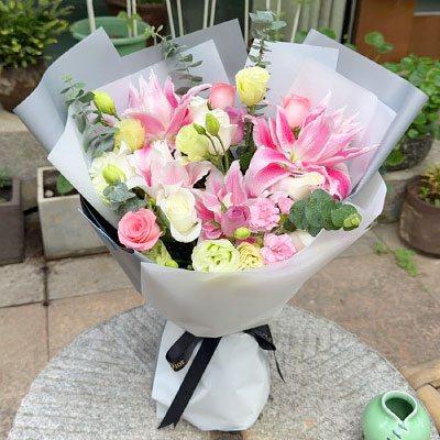 恩施9朵玫瑰混搭百合，爱恋纯真无邪