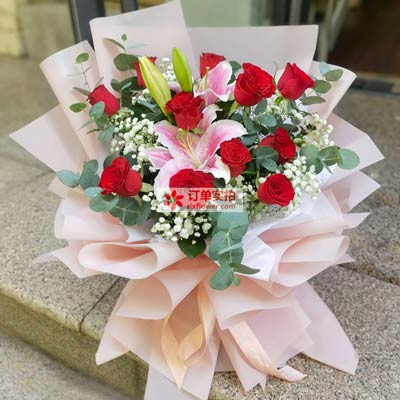 恩施11朵红玫瑰百合,全世界里只有一个你